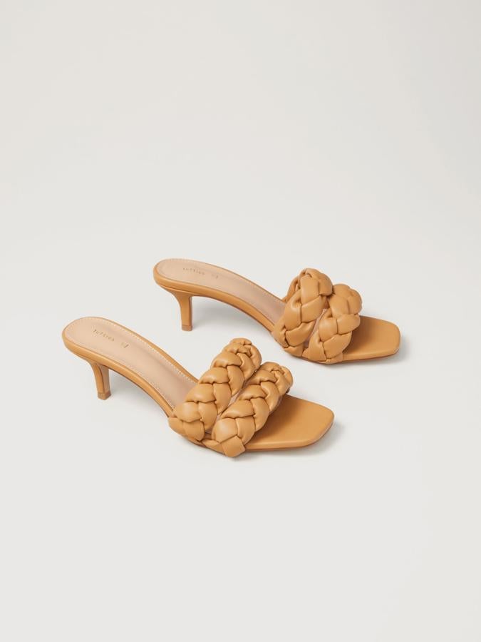 Disponible en cuero y en negro, estas sandalias de tacón medio fino con tira delantera trenzada y acabado en punta cuadrada cuesta 22,99 euros. En negro solo queda en el número 36, en cuero entre el 35 y el 38.