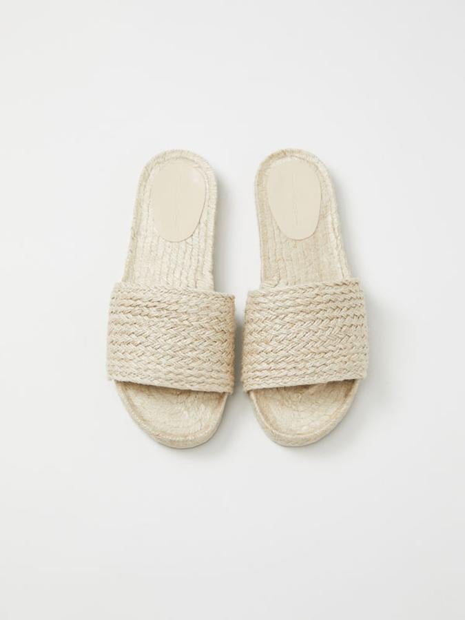 Confeccionada en yute, estas sandalias ideales para el día a día vienen con tira ancha en el empeine y suela de goma. Cuestan 17,99 euros y podemos encontrarlas entre los números 35 y 41.