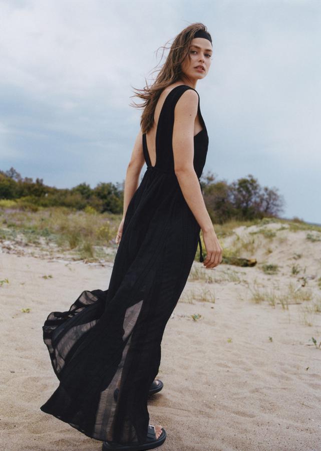 Diseño maxi acampanado para este precioso vestido largo sin mangas, con tirantes anchos, cordón ajustable en la cintura y abertura lateral en el bajo. Con un precio de 49,99 euros, podemos encontrarlo entre las tallas XS y XL.