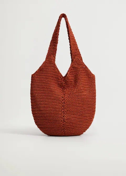 Bolso saco en color naranja tostado de Mango. El accesorio de ganchillo más básico de la lista. (29,99 euros).