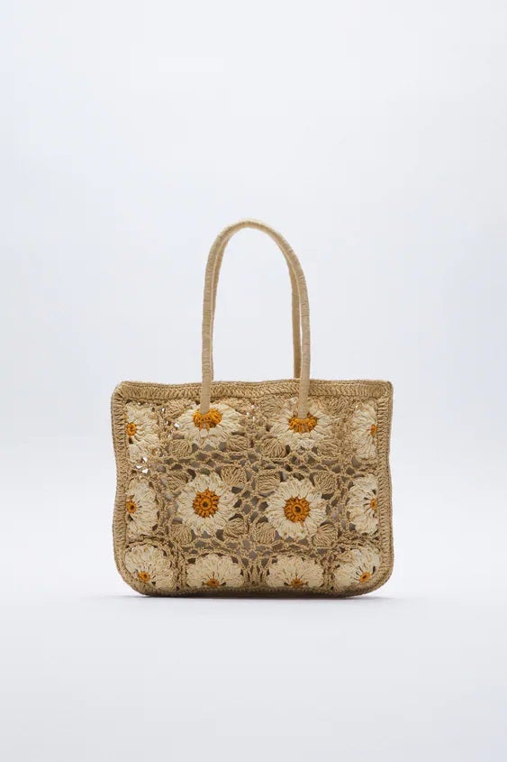 Bolso saca de crochet con diseño cuadrado, estampado de flores y asa corta. (19,95 euros).