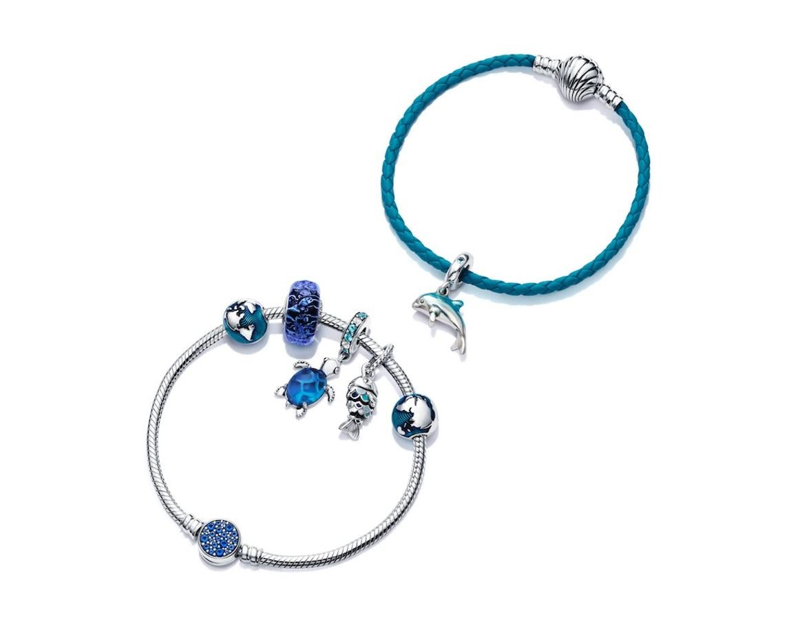 Si por le contrario eres más de tonos azules y solo piensas en el mar cuando llega el calor, en la nueva colección de Pandora podrás encontrar charms de lo más marinos para crear tu propia pulsera. Hemos caído rendidas a la tortuga, lo confesamos.