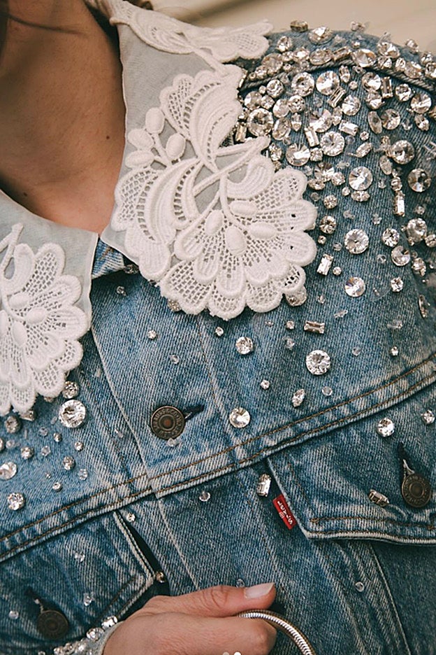 Detalle del aplique de brillos y de encaje en el cuello de la cazadora.