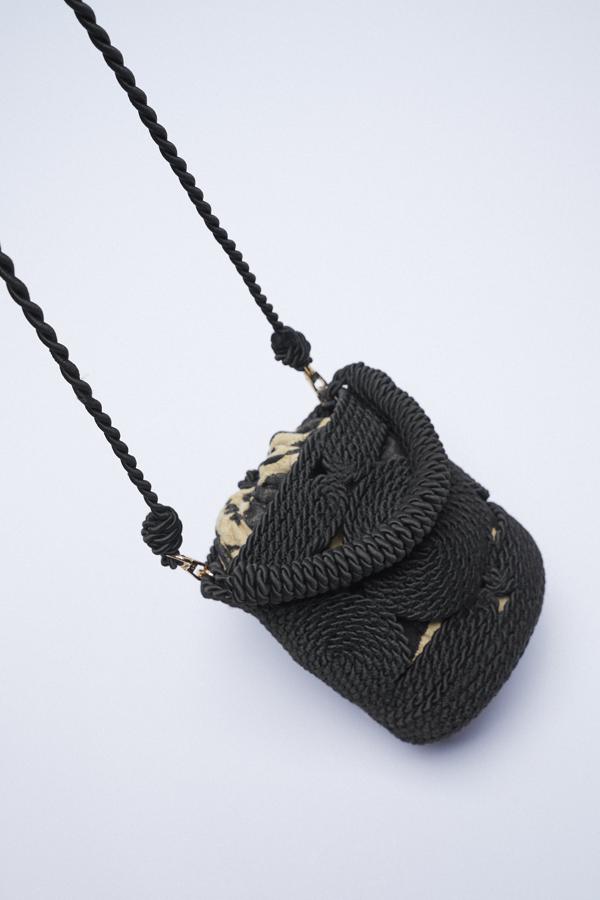 Bolso calado confeccionado con cordón de color negro de Zara (25,99 euros)