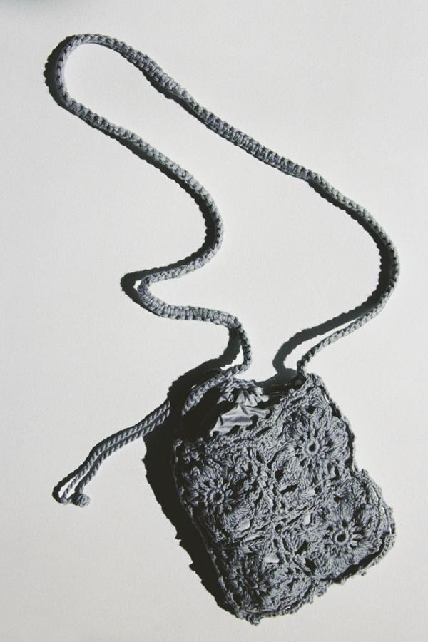 Bolso de crochet en color gris de Zara (15,99 euros)