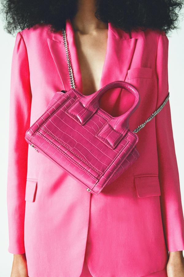 Bolso de asa corta en color rosa fucsia de Zara (19,99 euros)