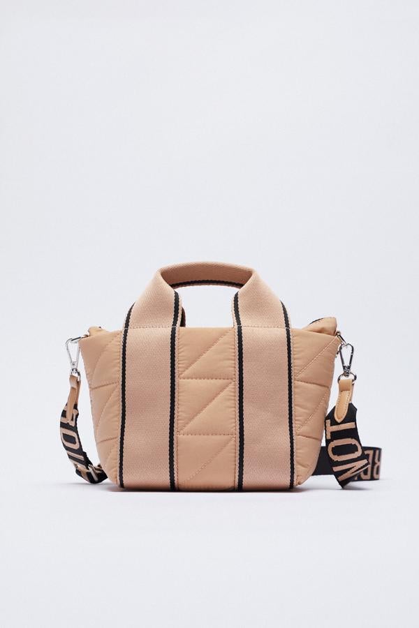 bolso de nylon en color rosa empolvado de Zara (19,99 euros)