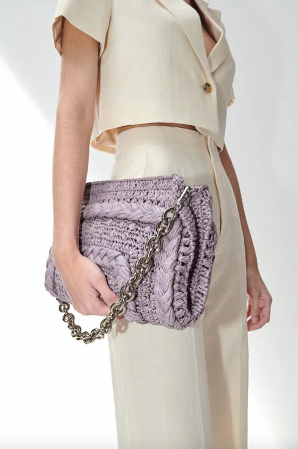 Este bolso de hombro de Zara de cuerpo trenzado y asa de hombro con cadena extraíble viene con cierre superior de cremallera y cuesta 25,95 euros.