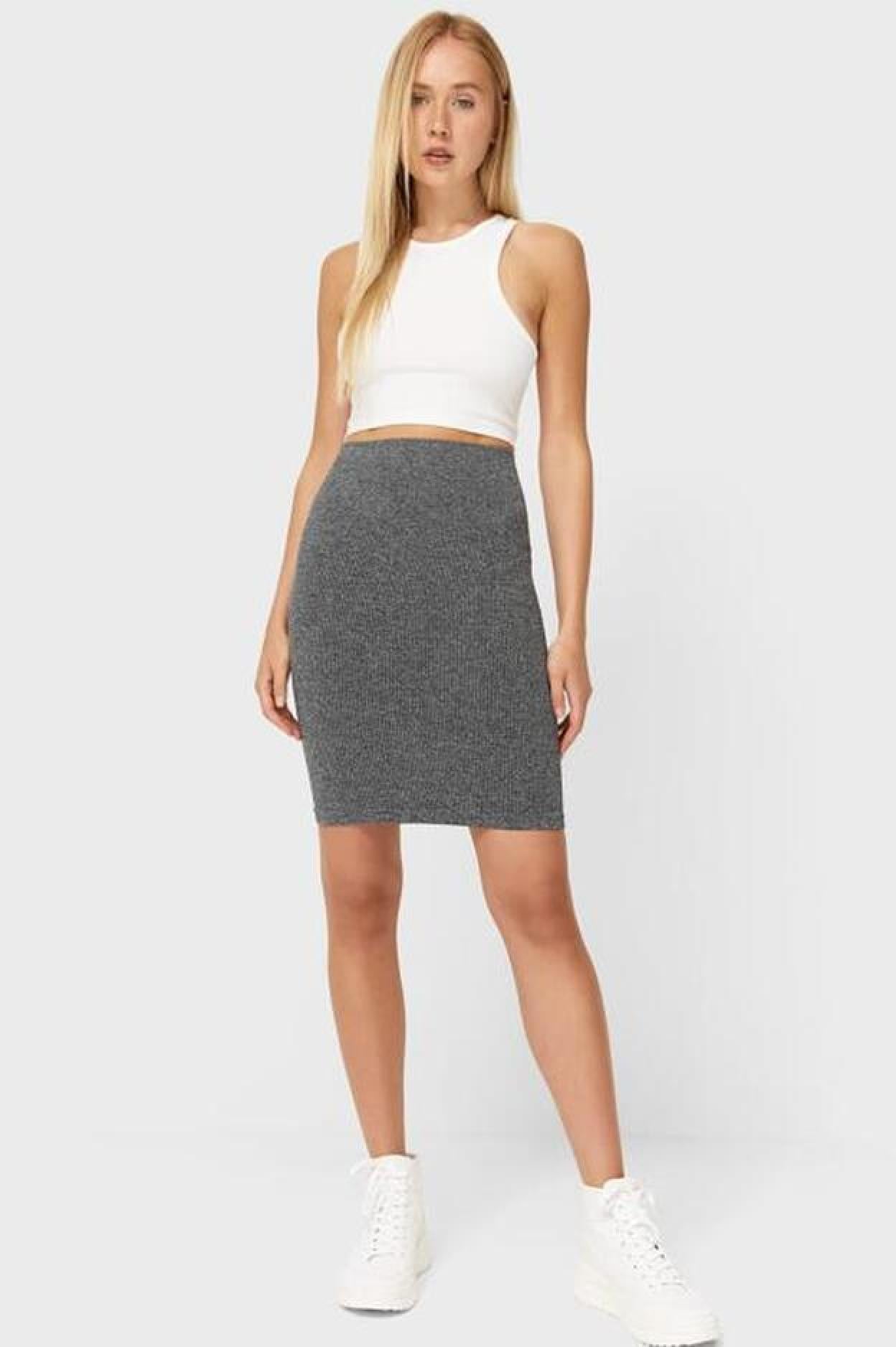 Pincha en la imagen para descubrir las faldas midi blancas perfectas para poner en nuestra prenda favorita el color tendencia del momento.