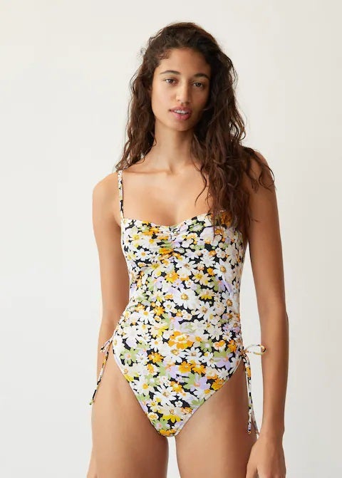 Bañador con estampado de flores y escote fruncido. (39,99 euros).