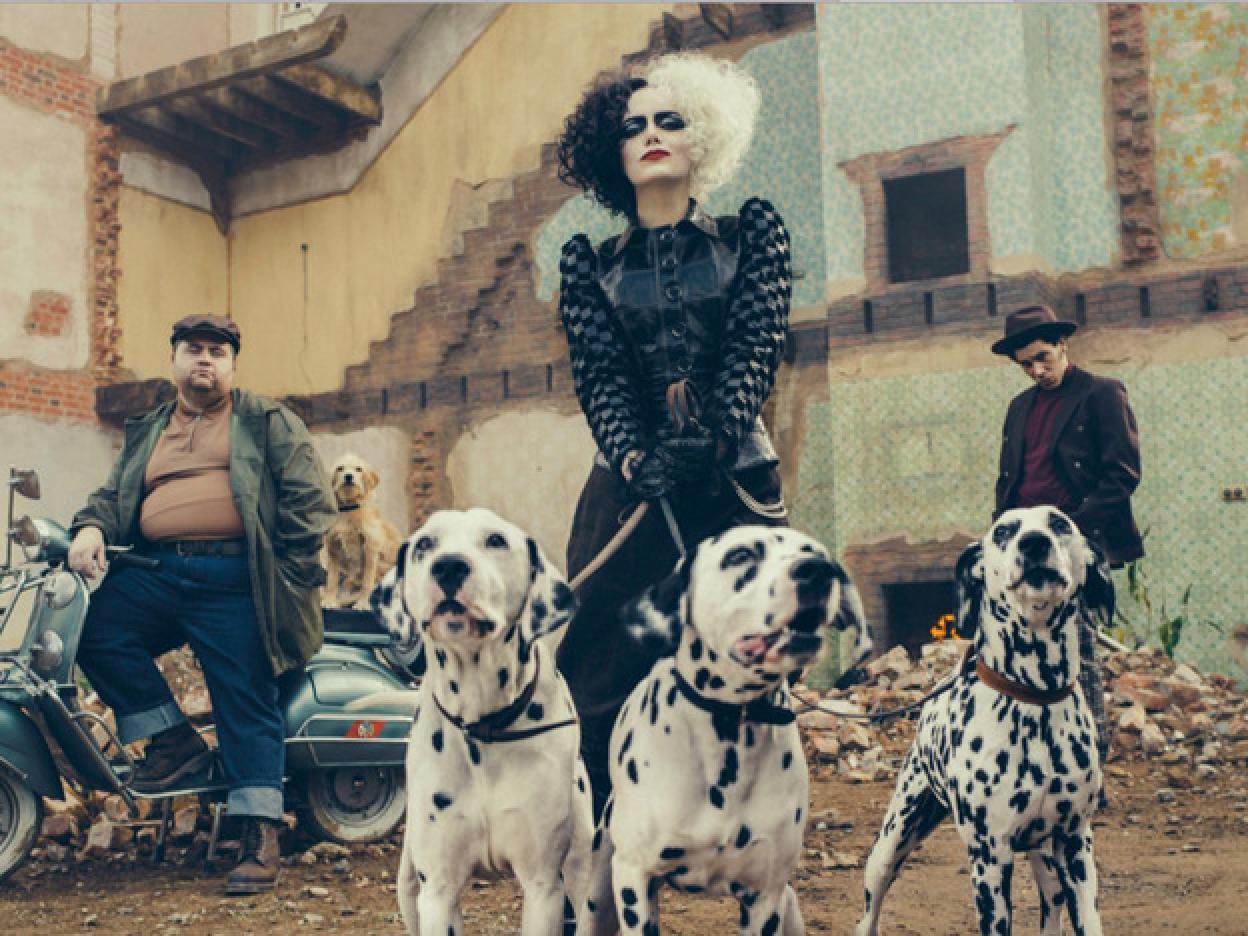 El look de la joven Cruella tiene mucho que ver con la mujer que inspiró la historia real, una misteriosa estrella. Pincha para ver las películas con las que montarse el cine en casa.