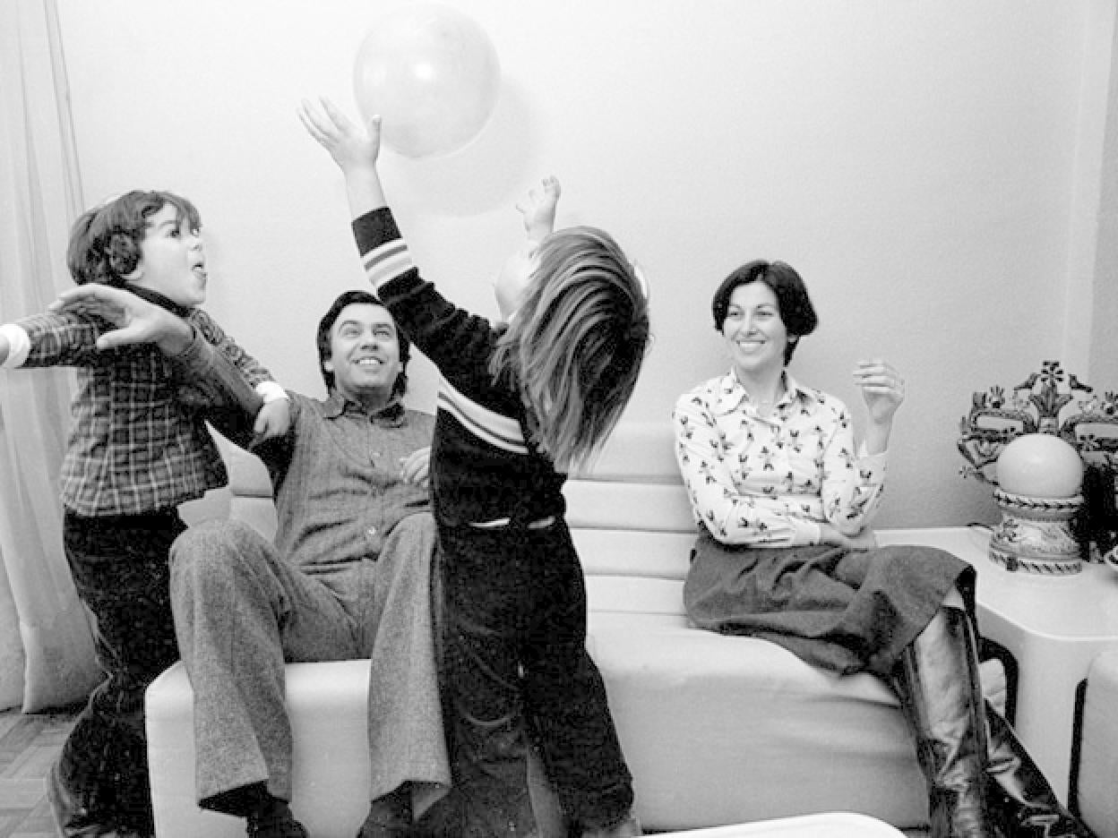 Una escena familia con Felipe González, Carmen Romero y sus dos hijos mayores, cuando aún vivían en el piso de la calle Pez Volador de Madrid, antes de llegar a la Moncloa.