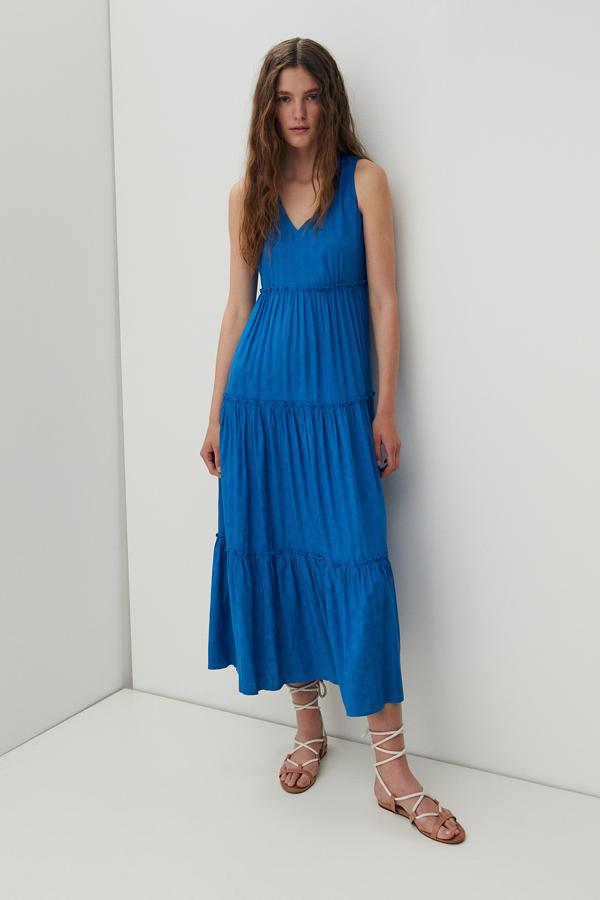 Vestido largo azul con volante ancho en el bajo de la falda (25,99 euros).