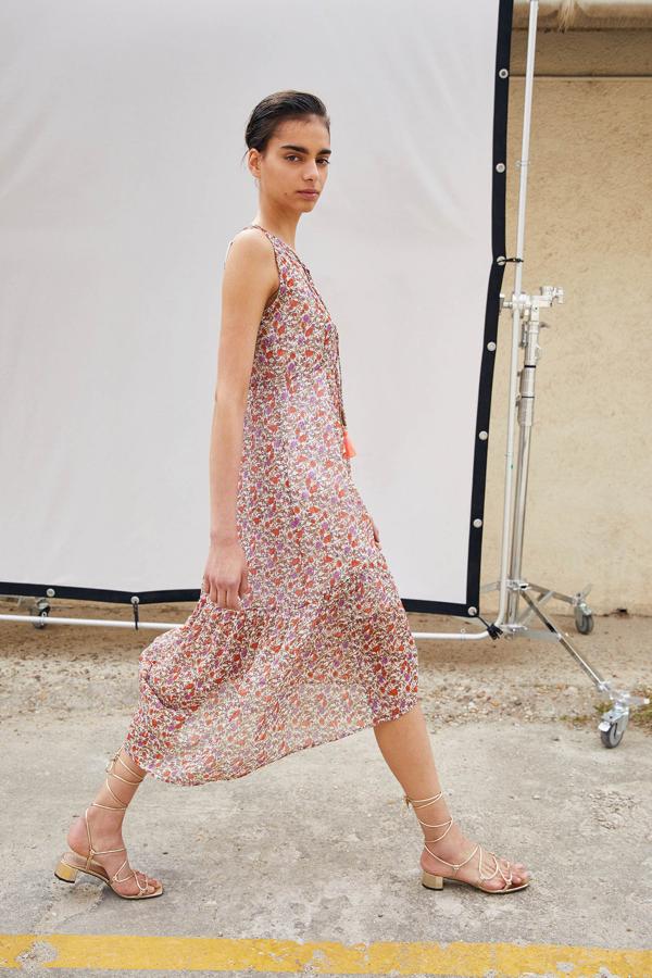 Vestido midi de flores sin mangas (25,99 euros).