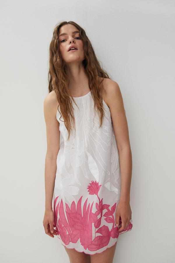 Vestido corto sin mangas de organza en color blanco con detalles rosas (35,99 euros).