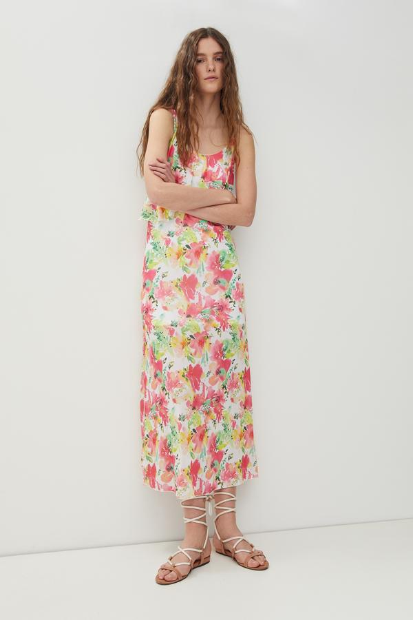 Vestido de flores midi de tirantes en colores vivos (29,99 euros).