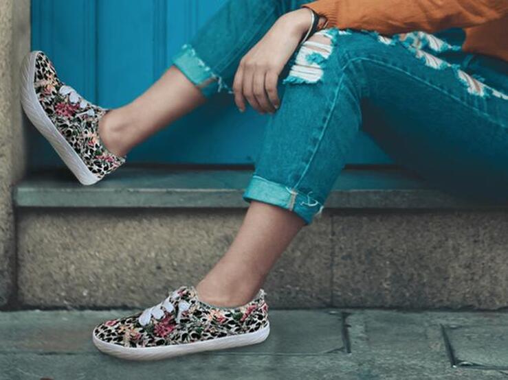 Fotos: Las marcas de zapatillas made in Spain que arrasan entre las influencers y que podrás combinar con todas tus faldas, vestidos y pantalones