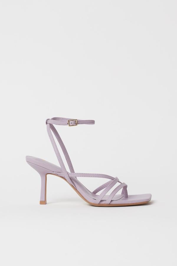 Sandalias de tiras en color lila con pulsera de H&M (24,99 euros)