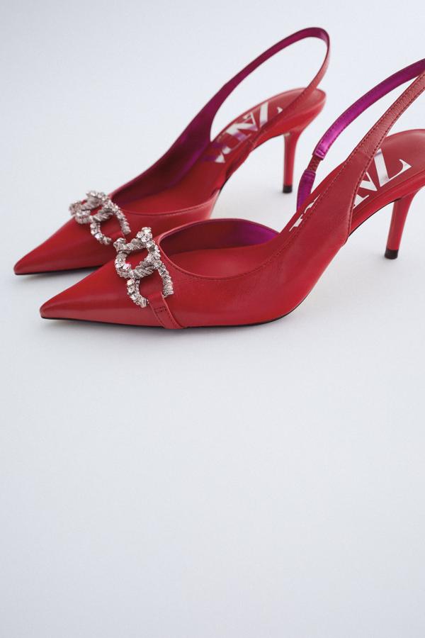 Zapatos destaloandos en rojo con detalles joya de Zara (49,99 euros)