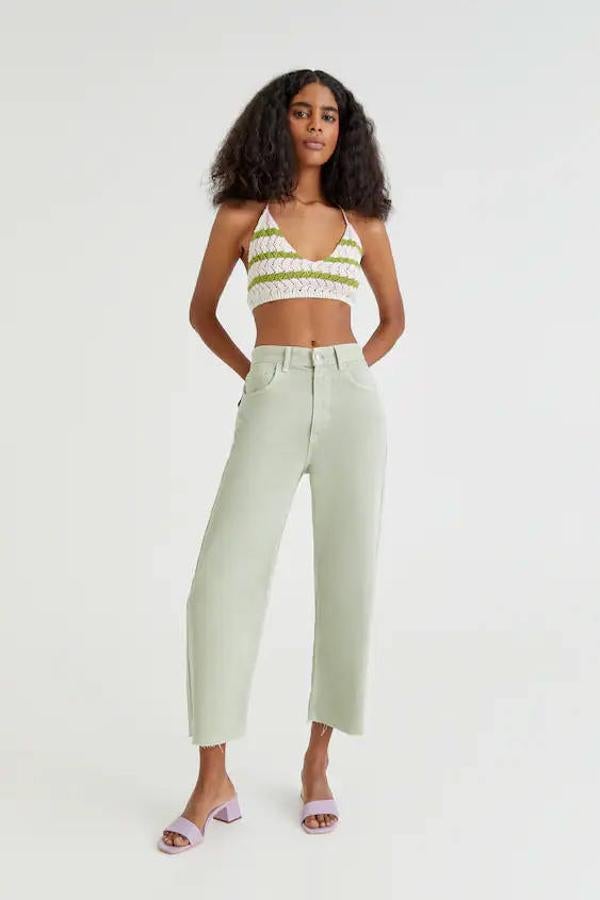 Si no quieres tonos demasiado llamativos, Pull&Bear tiene unos vaqueros en color menta o vainilla que te encantaran. Son cropped y rectos. Su precio es de 22,99 €.