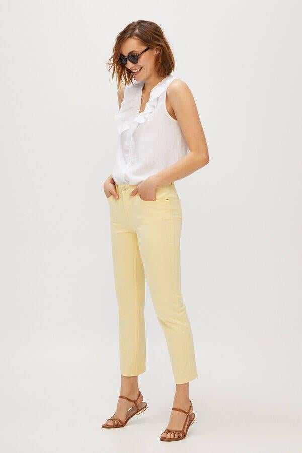 En la lista no podían faltar unos pitillo y estos de Cortefiel están disponibles en seis colores. Su precio era de 39,99 €, pero ahora puedes comprarlos por 29,99 €.