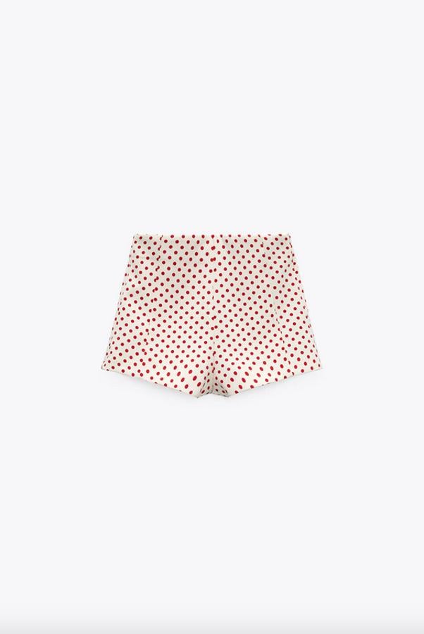 De tiro alto, con cremallera lateral oculta en costura, estos shorts de Zara en color vainilla con estampado de lunares rojos está disponible entre las tallas XS y XL por 19,95 euros.