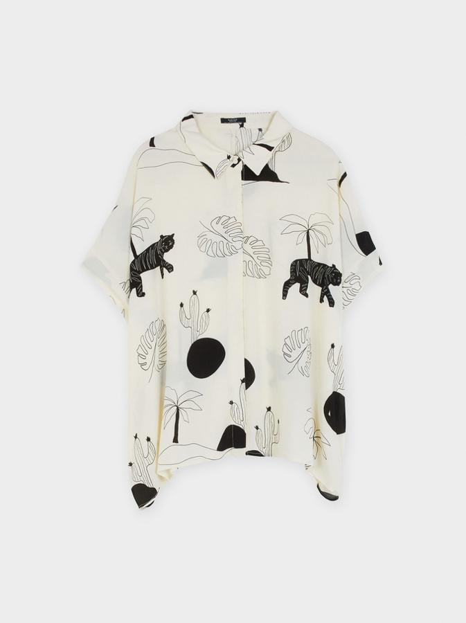 Camisa de manga corta de tejido fluido con estampado en blanco y negro, de Parfois (25,99 €).