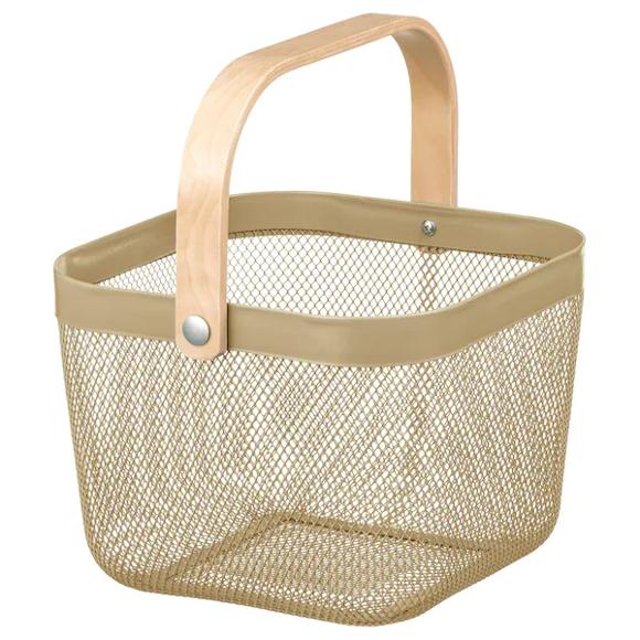 Cesta en color verde oliva con asa de madera de Ikea. Es ideal para guardar la fruta y verdura en la cocina, o incluso para organizar la zona de la oficina. Es parte de la nueva colección de Ikea y cuesta 7 euros.