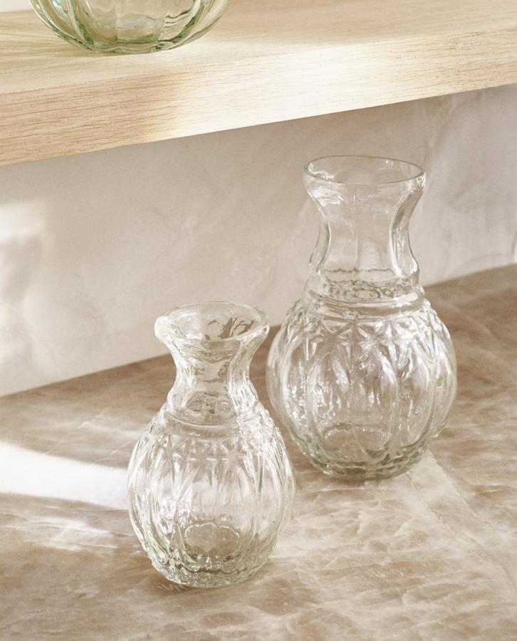 Decora con flores y acompáñalas en estos jarrones de vidrio de Zara Home. Cuestan entre 5,99 euros y 9,99 euros.