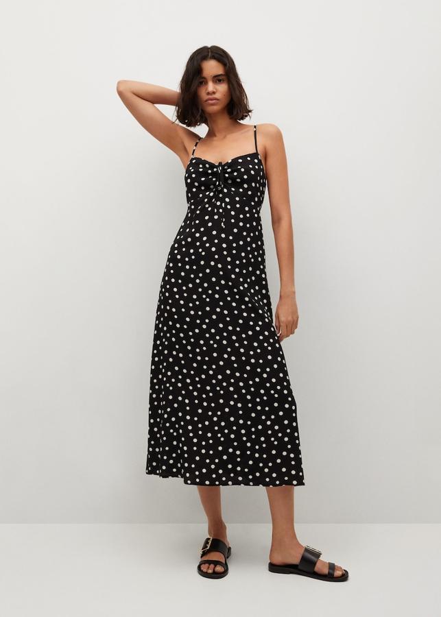 Vestido de corte midi con estampado de lunares de Mango (25,99 euros)