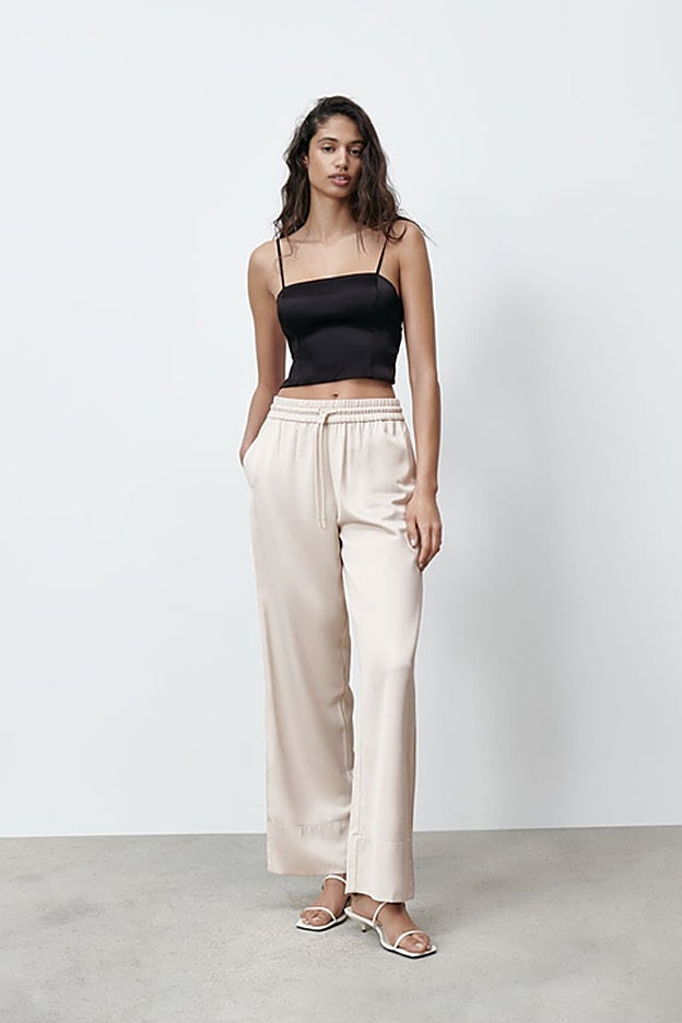 Pantalón confeccionado en tejido satinado de Zara.