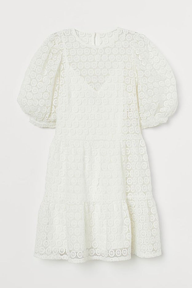 Vestido de encaje con mangas abullonadas de H&M.