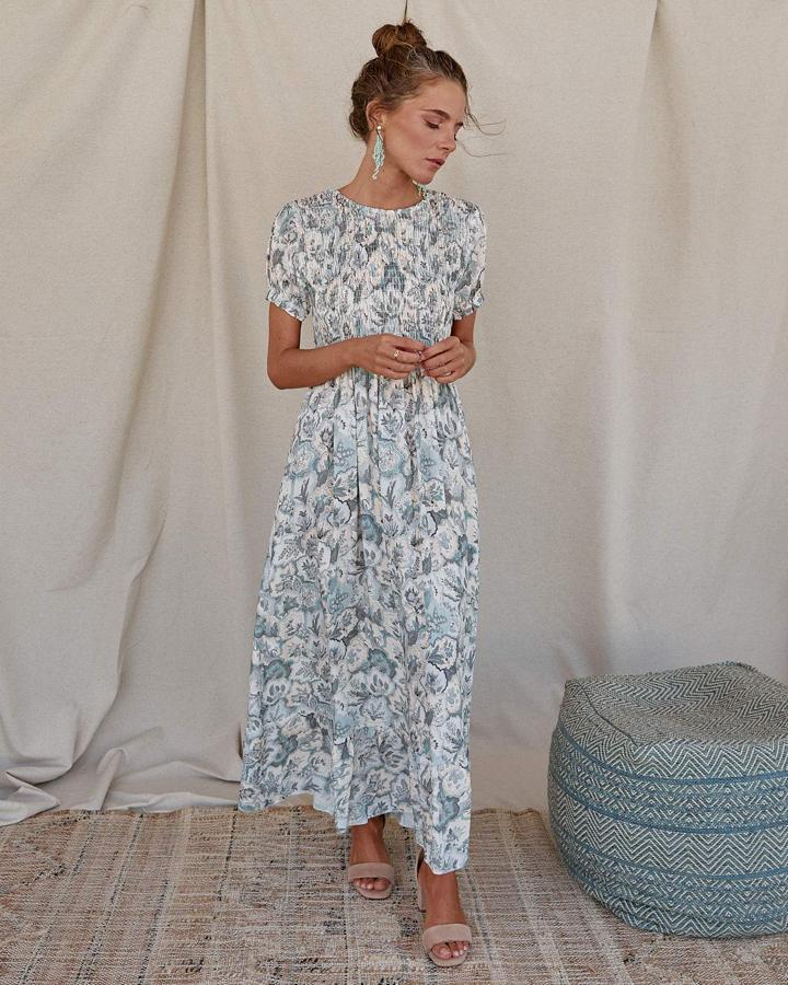 Muscari es una de las firmas que no escapa de nuestro radar de shopping gracias a sus propuestas bohemias, híper femeninas y súper favorecedoras. Su vestido estrella, el modelo Beatriz, es perfecto para un look de invitada, y con este estampado en tonos grises, es elegantísimo. Está disponible en preventa y cuesta 39 euros.