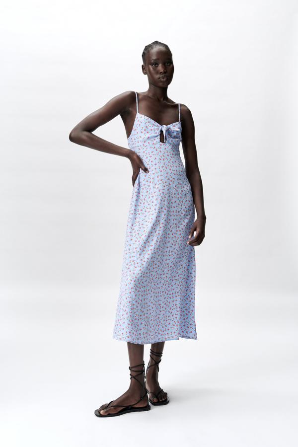 Vestido con estampado de flores y tirantes de Zara (29,99 euros)