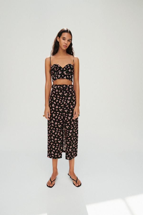 Falda midi con estampado de flores de Zara (22,99 euros)