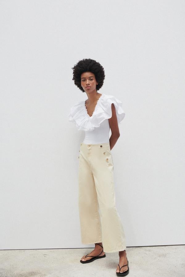 Vaqueros con botones marineros en color crudo de Zara (29,99 euros)