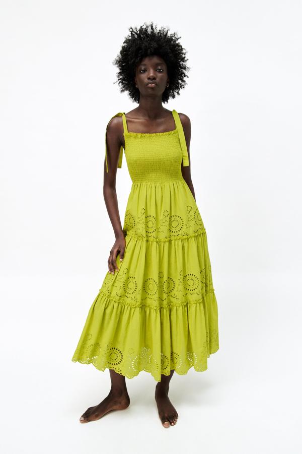 Vestido midi en color verde con nido de abeja y calados de Zara (29,99 euros)