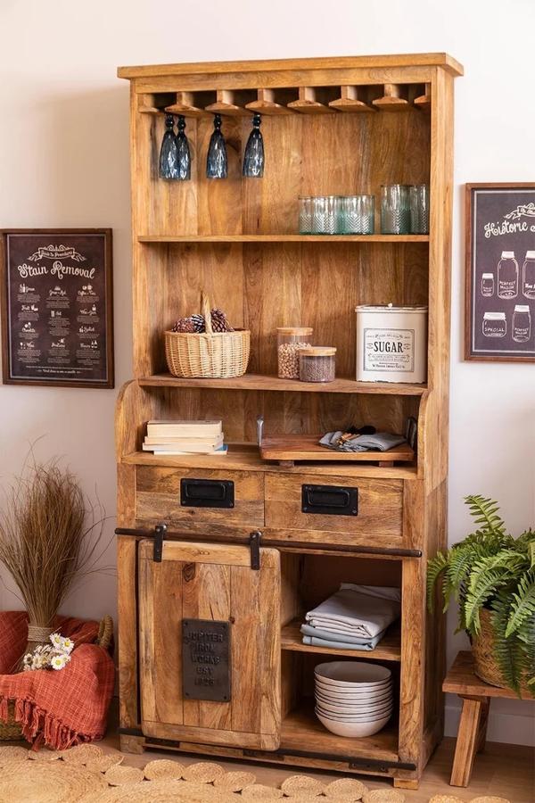 Esta alacena de madera reciclada con dos cajones tiene un precio de 419,95 euros.