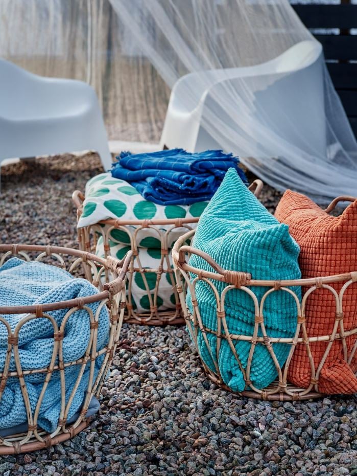 Estas fiundas de cojín de IKEA son perfectas para poner una nota de color en tu terraza o jardín. Precios: de 4 a 6 euros.