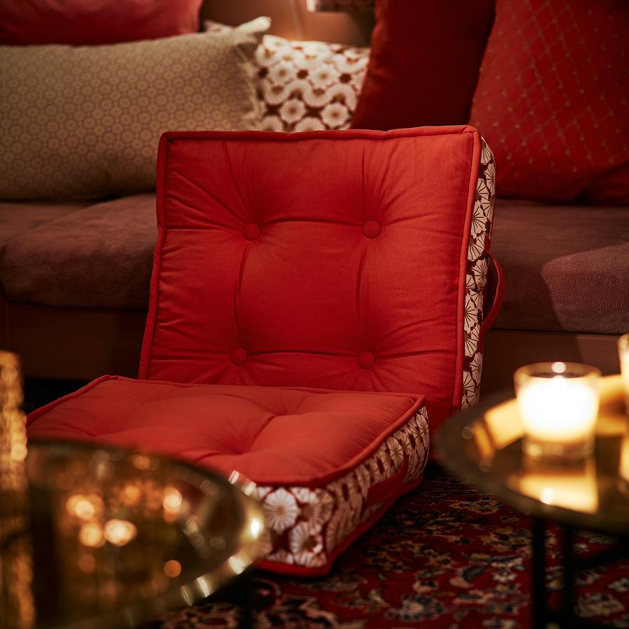 Estos cojines de suelo te permitirán asientos extra en tu terraza o jardín, además de aportar un toque 'chill' perfecto. Cuestan 9 euros en IKEA.