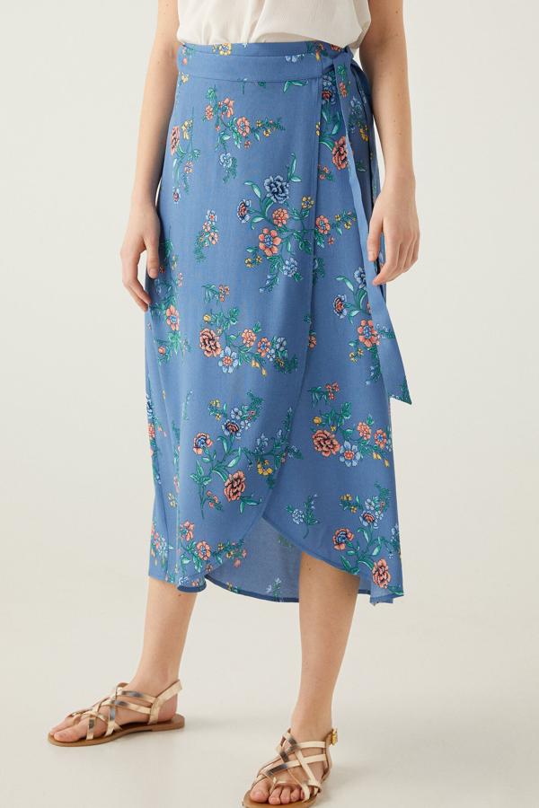 En color azul con estampado de flores, esta falda pareo larga con cierre de cremallera invisible y lazo en el lateral es de Springfield y tiene un precio de 29,99 euros.