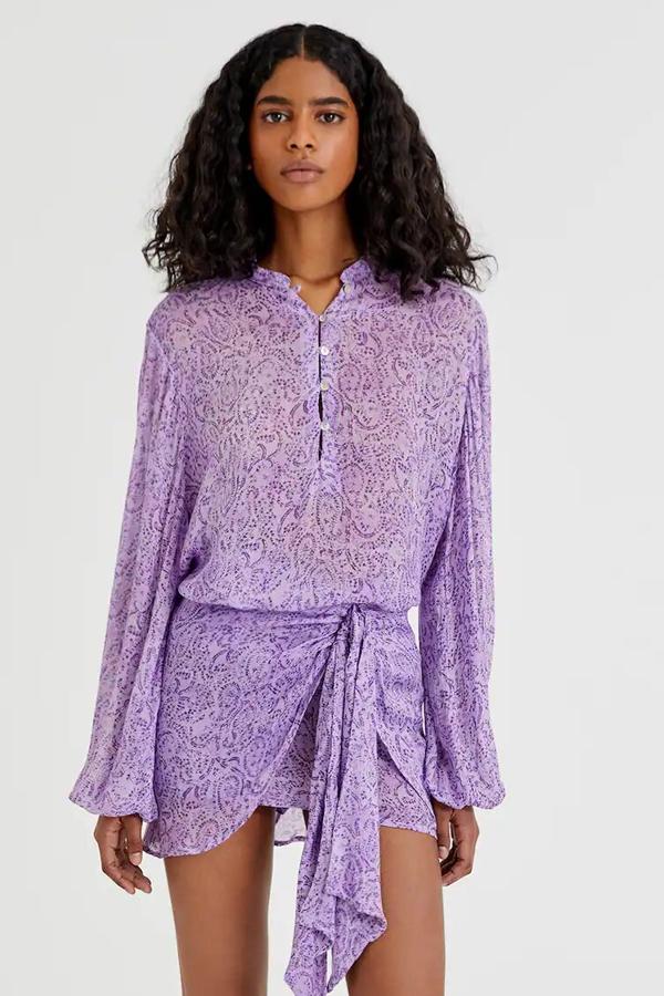 En color morado, este minifalda tipo pareo con cintura ajustada y lazada es de Pull & Bear y tiene un precio de 17,99 euros.