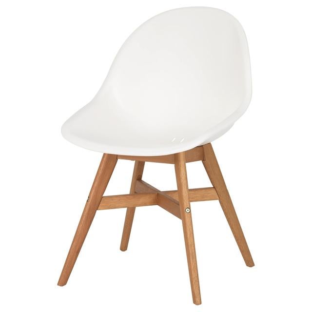 Contar con una silla cómoda es fundamental para trabajar, tanto dentro como fuera. Y además, esta silla de Ikea (45 euros) se puede incorporar también en el interior.