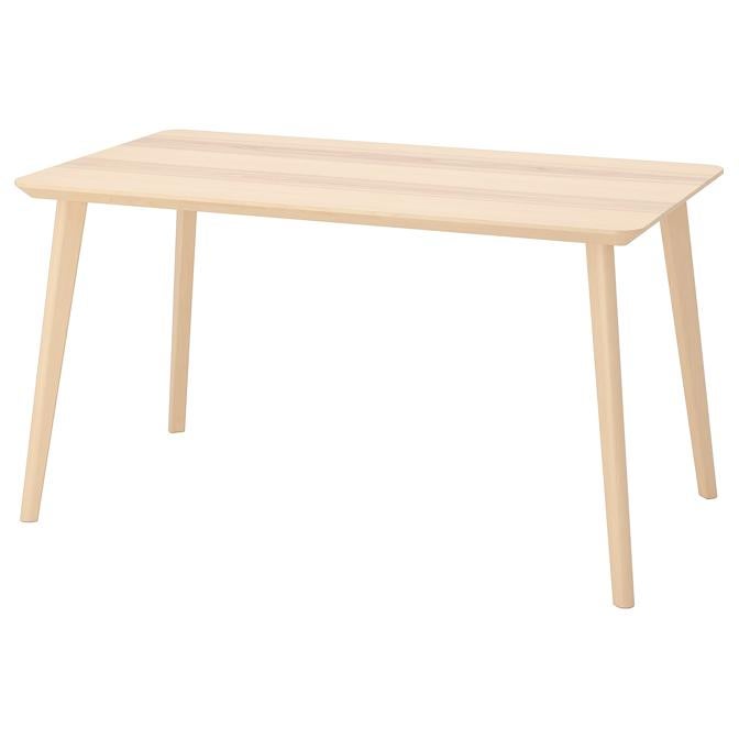 Contar con una mesa amplia para trabajar es muy importante. Esta de Ikea nos parece una opción perfecta, y tiene un precio de 99 euros.