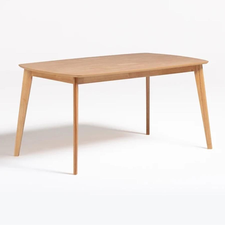 Esta mesa de comedor en madera de elba, es perfecta para interior y exterior, y mide 150x90 centímetros. Su precio es de 129,95 euros.