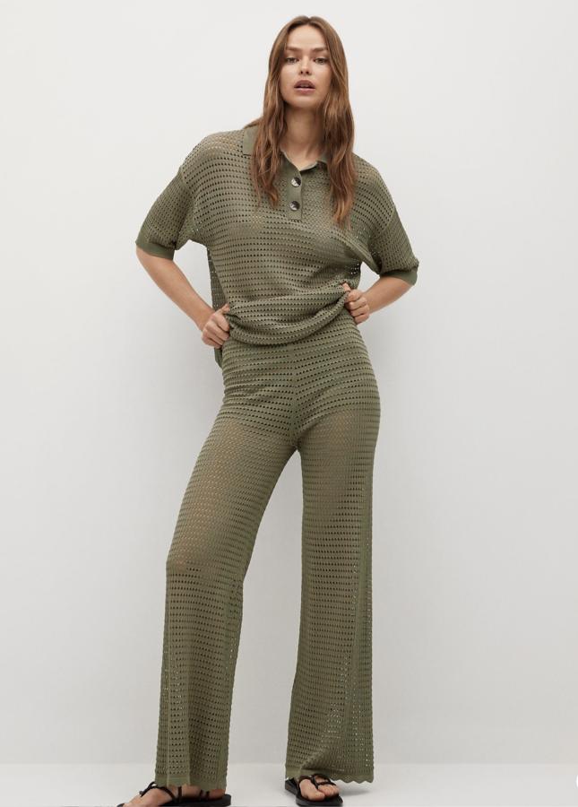 En color vede caqui y con tejido de punto fino, este pantalón de tiro alto y diseño calado es de Mango y tiene un precio rebajado de 19,99 euros.