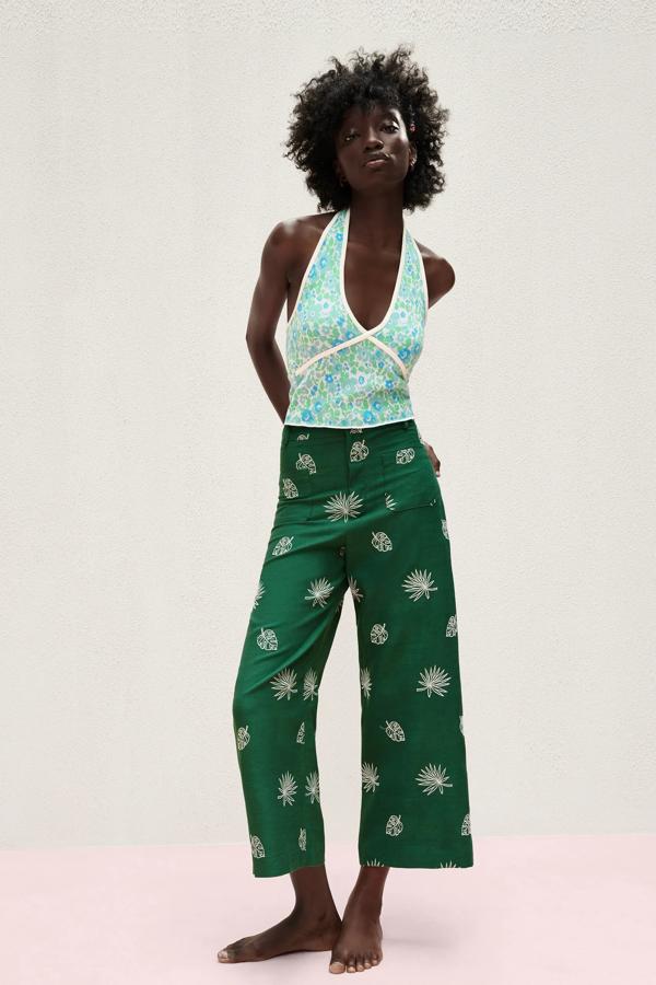 En color verde, este pantalón culotte con detalle de bordados y pernera ancha cuenta con bolsillos en la parte delantera y tiene un precio de 39,95 euros. Es de Zara.
