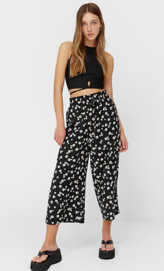Disponible en negro o en azul celeste y con estampado de margaritas, este pantalón ancho de tiro alto cuenta con elástico en la cintura y tiene un precio de 15,99 euros. Es de Stradivarius.