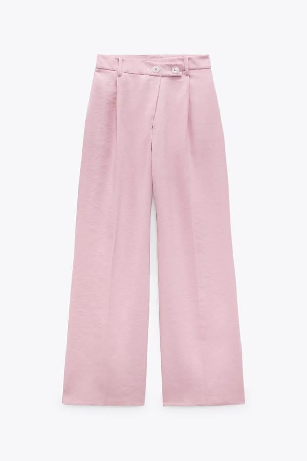 Este pantalón ancho de tiro alto en color cosa cuenta con pinzas en la parte delantera y bolsillos frontales. Es de Zara y tiene un precio de 29,95 euros.
