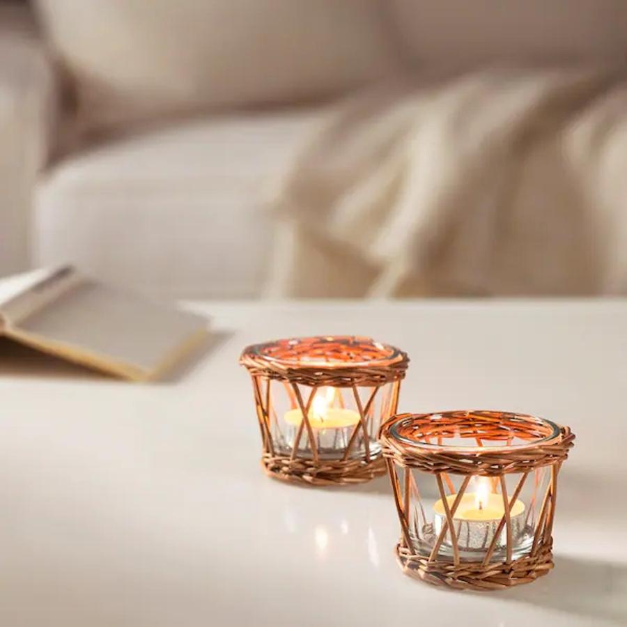 ¿Velas en la zona de trabajo? Claramente, sí. Aportan armonía a la zona de trabajo y nos liberan del estrés.Añade unos portavelas de fibra como estos de Ikea por 7 euros.